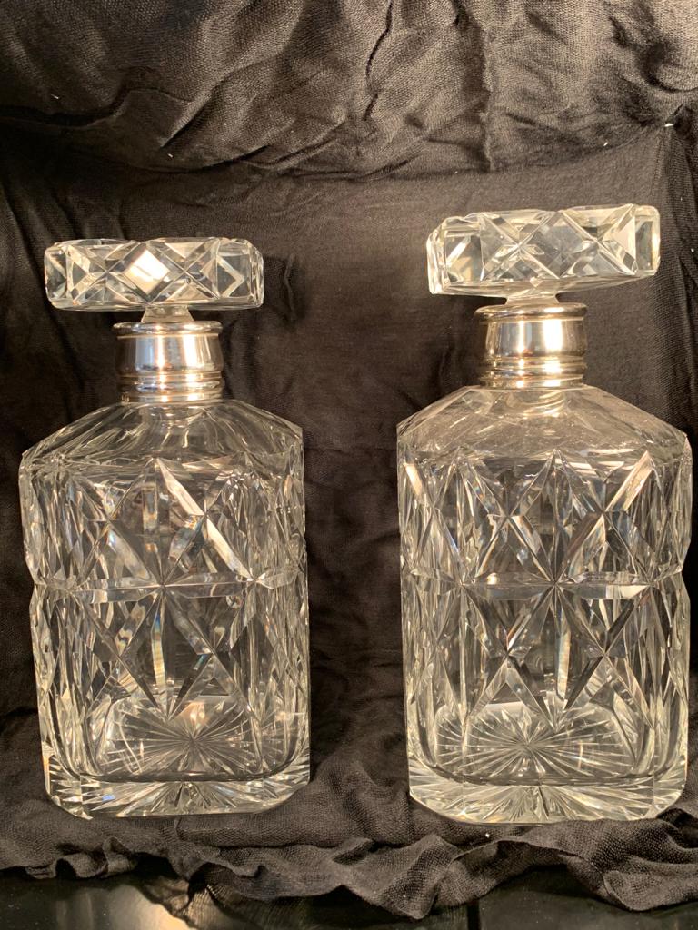 Coppia di bottiglie da whisky in cristallo e argento