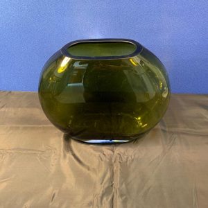 Vaso in vetro verde schiacciato