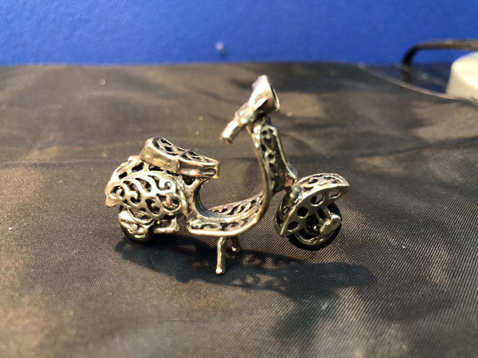Vespa in miniatura traforata - immagine 2