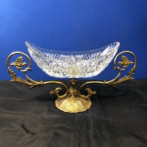 Centrotavola in cristallo con il rialzo in ferro dorato in stile liberty