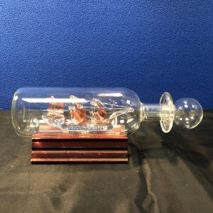 Galeone all'interno di una bottiglia di vetro soffiato murano