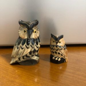 Gufetti in miniatura in legno intagliato smaltato