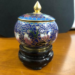 Piccola potiche in cloisonné blu con decorazioni floreali