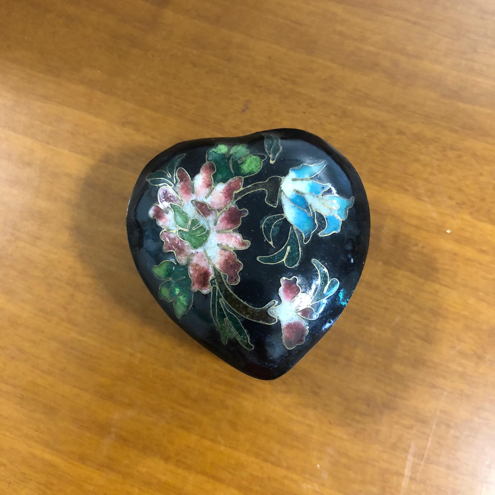 Piccolo cofanetto a forma di cuore in cloisonné