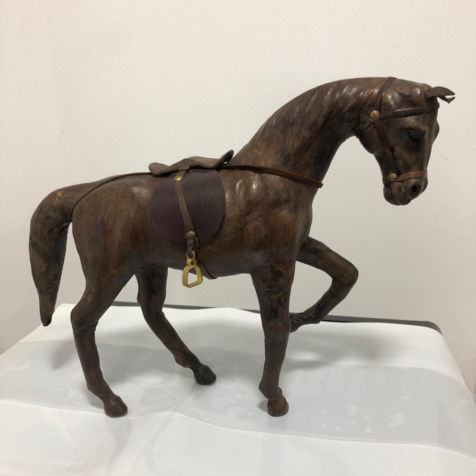 Antico soprammobile "cavallo" in cuoio