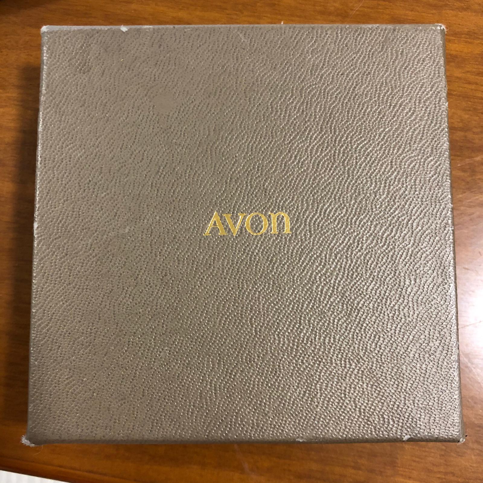 Spilla vintage Avon a forma di foglia in metallo - immagine 2