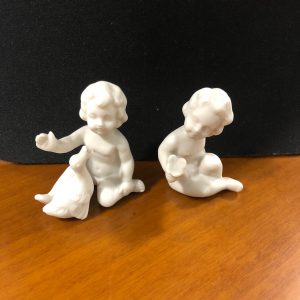 Coppia di statuette vintage in ceramica Biscuit Capodimonte