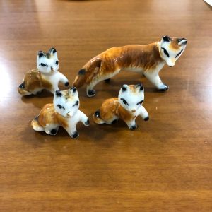 Miniature "Famiglia di volpe" in ceramica smaltata vintage
