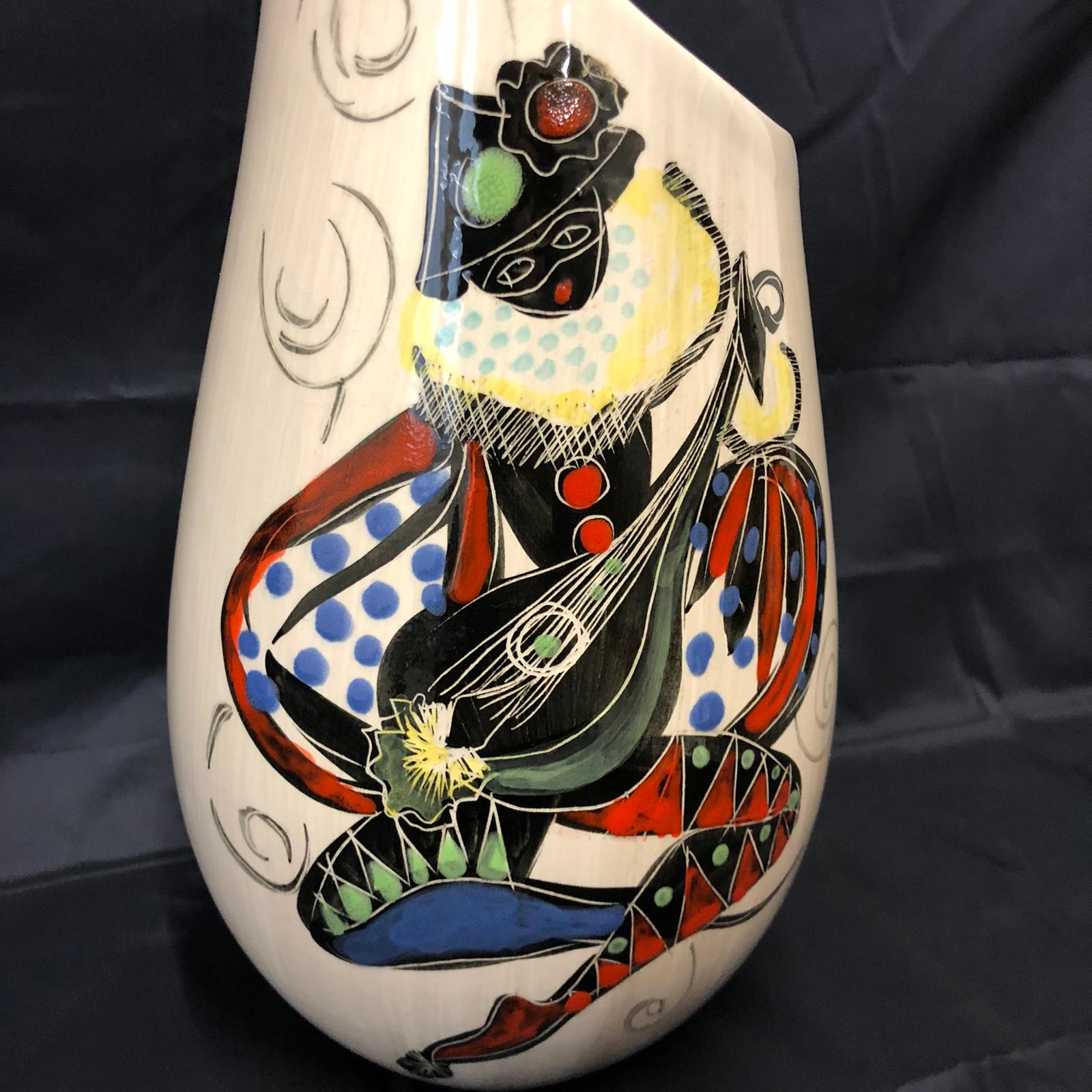 Vaso in ceramica italiana modernista "figura mascherata c/mandolino" - immagine 2