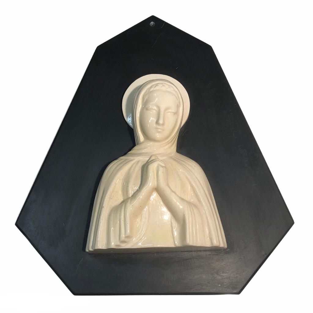 Scultura "Madonna" su piastra da parete